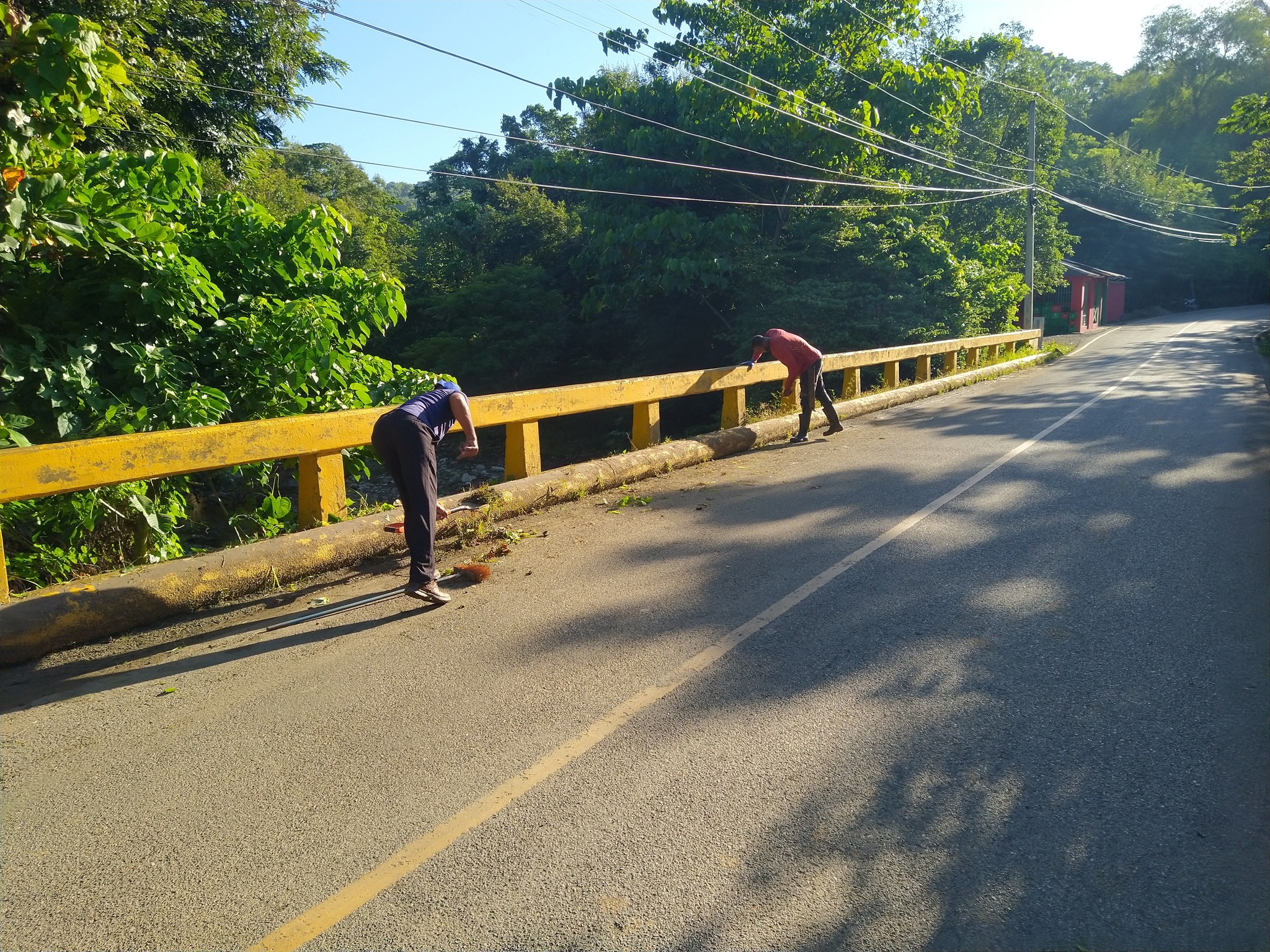 La brigada de la Junta Distrital Río Grande en su labor de limpieza y mantenimiento de aceras contenes y canaletas