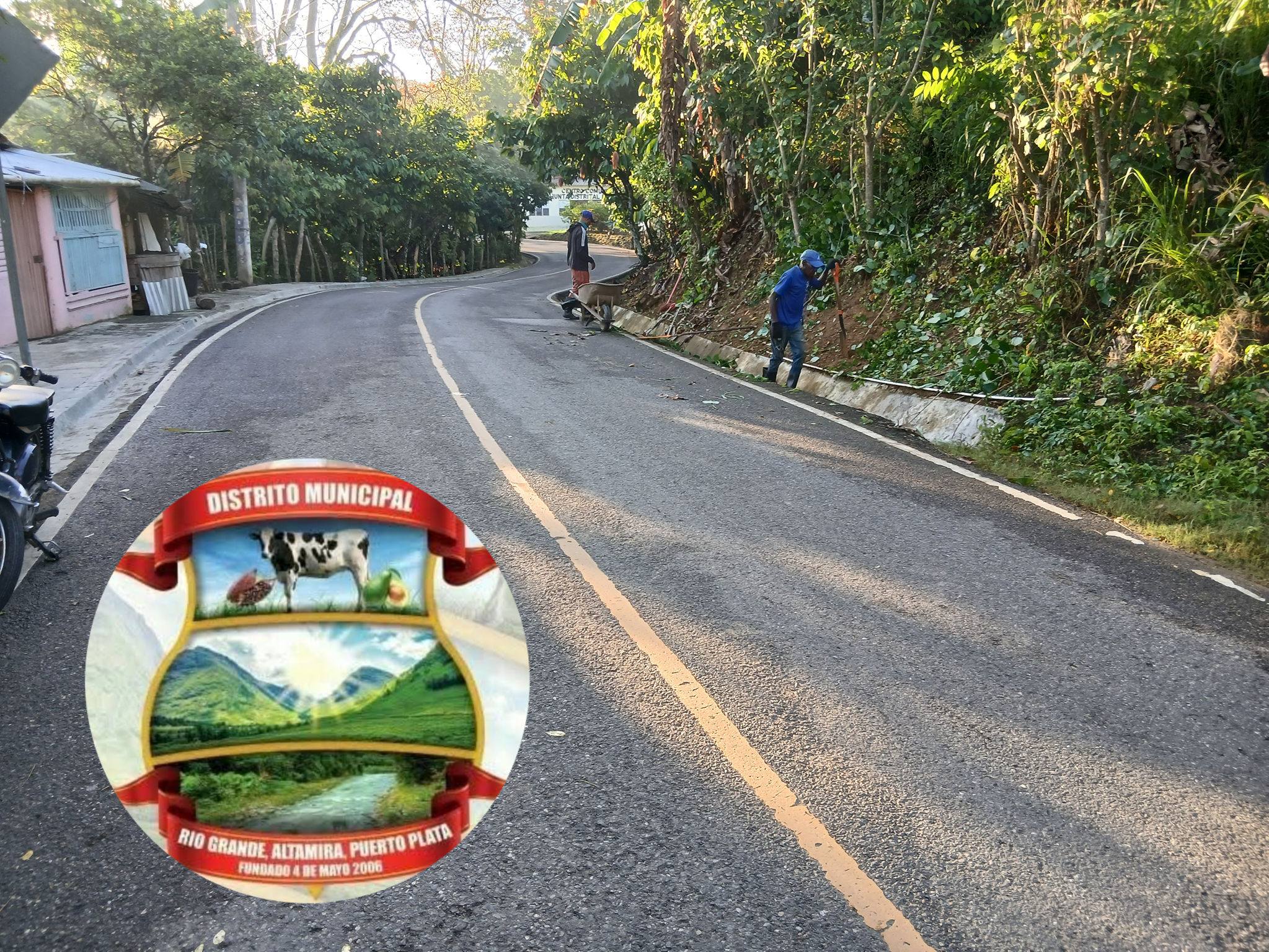 Continuamos los trabajos de limpieza de aceras,contenes,canaletas en la calle principal por un distrito municipal Río Grande