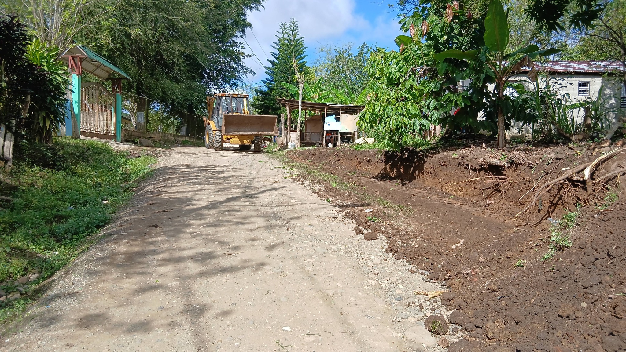 Iniciamos hoy los trabajos de limpieza habilitación de arreas para la construcción de aceras, contenes y canaletas en la comunidad de Río Grande abajo.