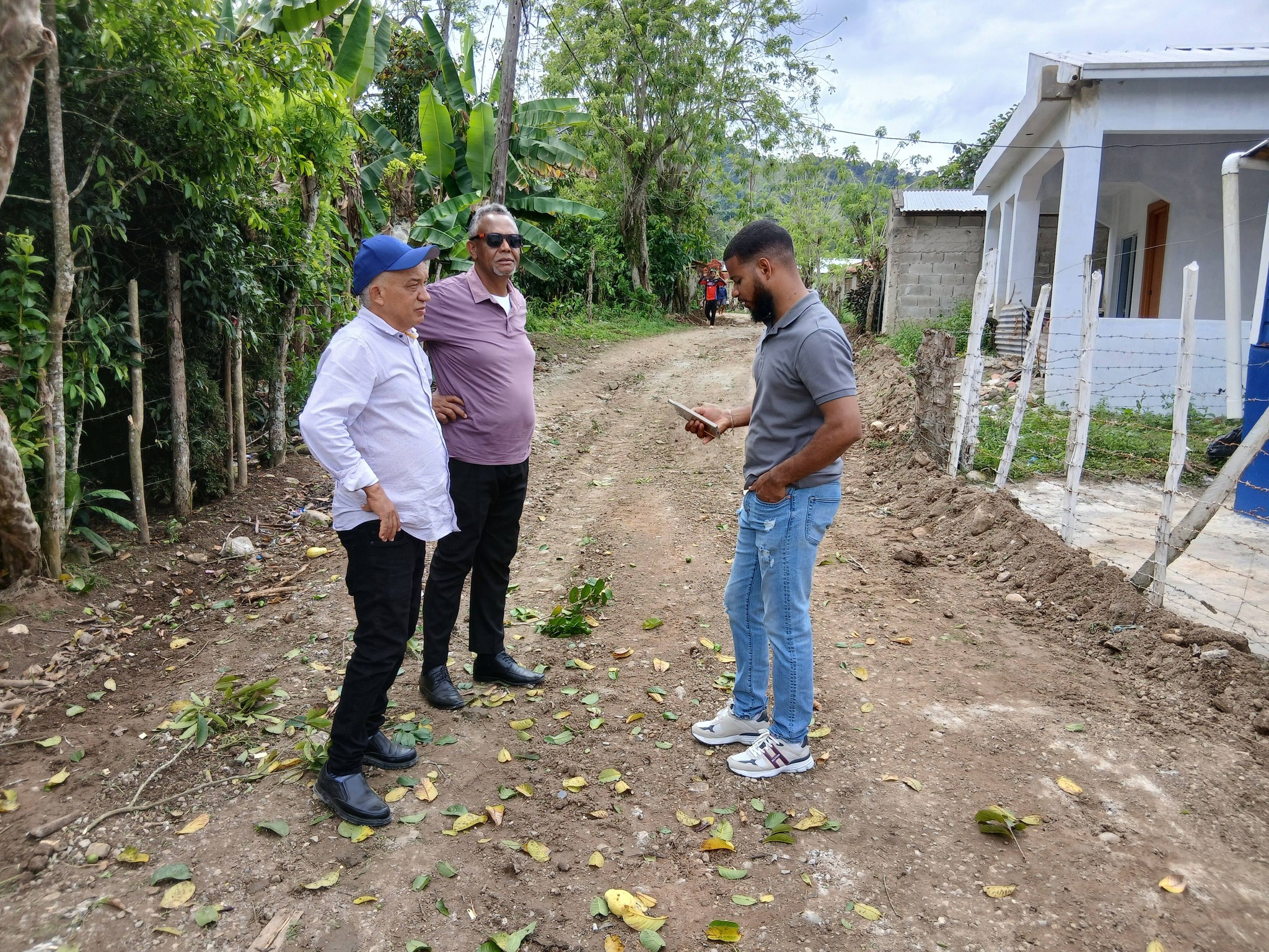 Inician los trabajos de construcción de aceras, contenes y canaletas en la comunidad de la guama Río Grande al medio.