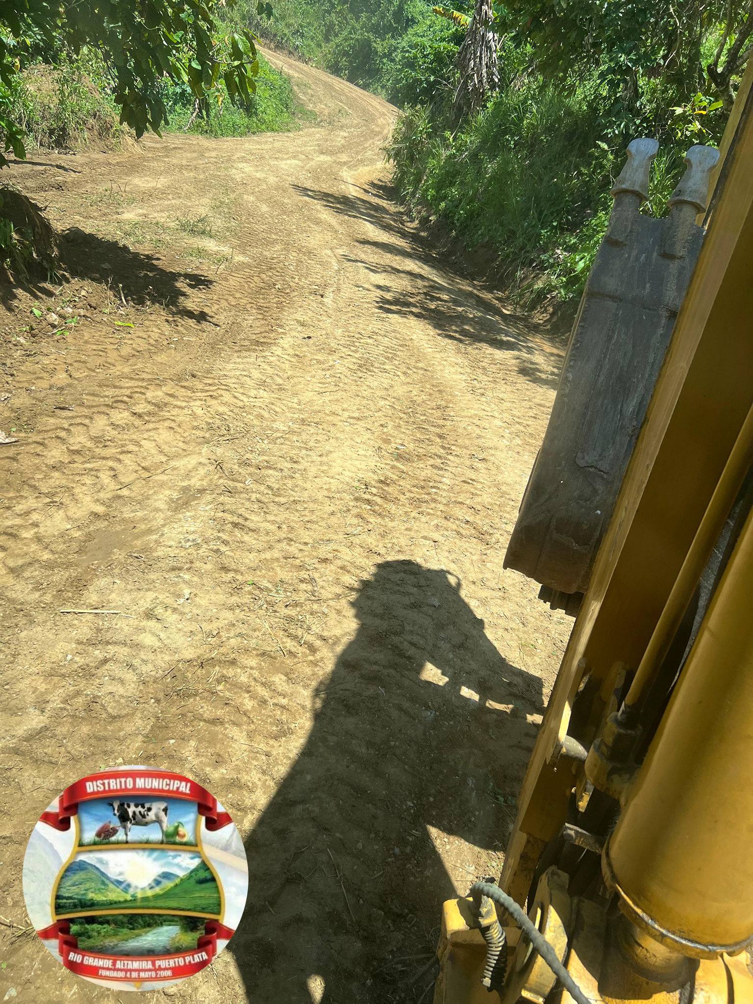 Junta Distrital Río Grande realiza los trabajos de mantenimiento y acondicionamiento tramos del camino vecinal los picos pescado bobo.